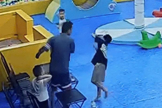 Hé lộ danh tính người đàn ông tát cháu bé 8 tuổi trong quán cà phê