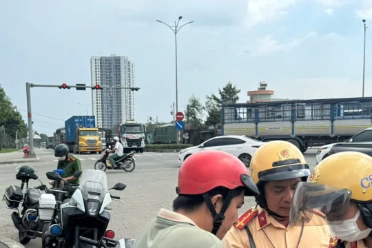 Bị kiểm tra nồng độ cồn: Tài xế biện minh 'uống cho khỏe’, 'cho em xin'