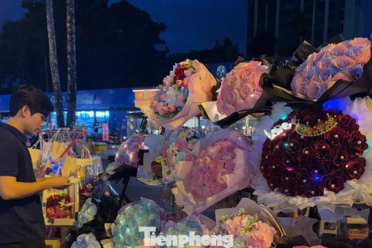 Khi sinh viên thức khuya, dậy sớm cùng 'mùa vụ 20/10'