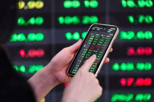 Giữa ‘tâm bão’ trái phiếu, hai cổ phiếu ngân hàng bất ngờ tăng kịch trần