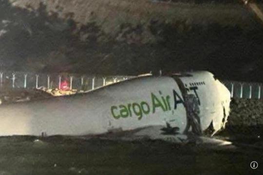 Máy bay Emirates trượt khỏi đường băng Hong Kong, gần rơi xuống biển