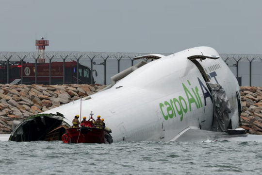 Chiếc Boeing 747 bất ngờ trượt khỏi đường băng lao xuống biển, 2 người thiệt mạng, đuôi máy bay 'biến mất'