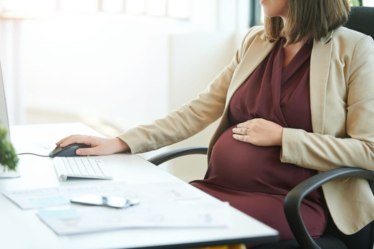 Tỷ phú 84 tuổi thưởng 2 tỷ đồng, tặng nhà ở giá rẻ cho mỗi nhân viên sinh con