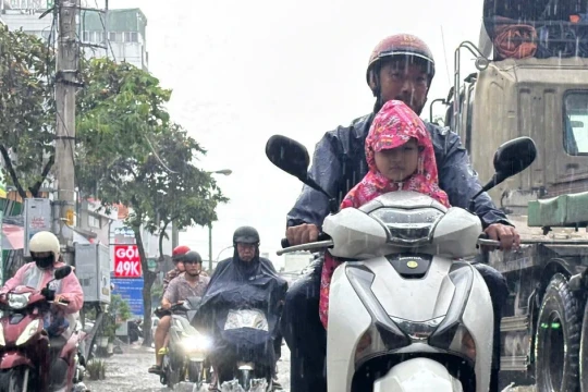 Bão số 12 tăng cấp trên Biển Đông: Nam Bộ và TPHCM có mưa dông, gió giật mạnh