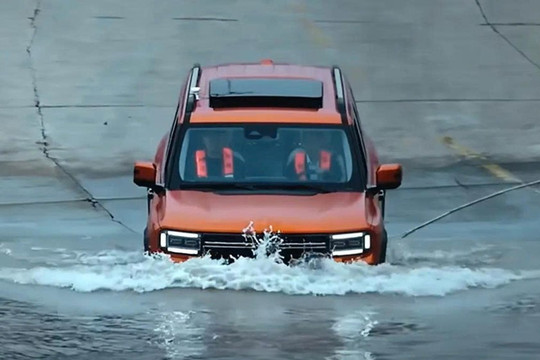 Mẫu SUV của Trung Quốc gây sốt khi dễ dàng lội qua hơn 1km sông sâu nước chảy xiết, lập tức nhận hơn 10.000 đơn đặt hàng trước