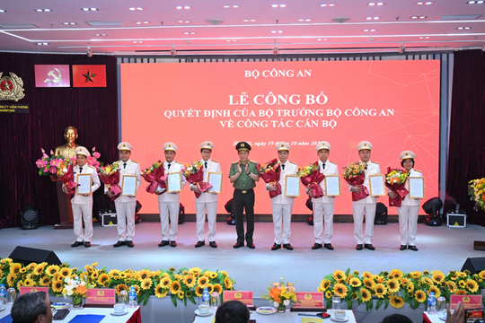 Bộ Công an phong cấp bậc hàm cho 8 lãnh đạo MobiFone