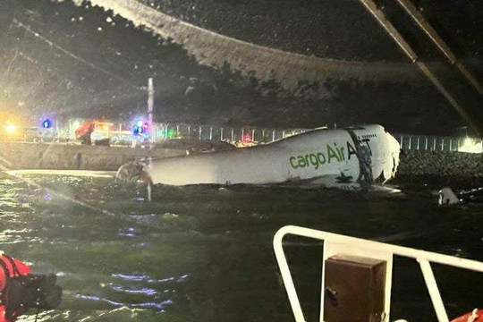 Máy bay trượt khỏi đường băng lao thẳng xuống biển: Phong tỏa hiện trường, huy động tàu thuyền cứu hộ khẩn cấp
