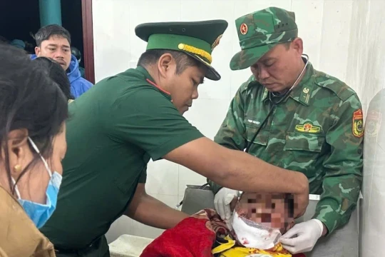 Trưởng thôn bị gấu tấn công kinh hoàng trên đường về nhà