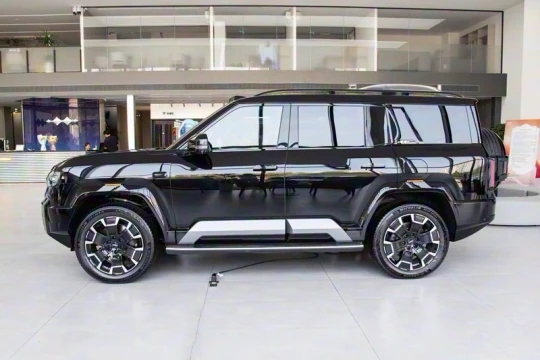 Xe gầm cao dài gần 5,2 mét, công suất 738 mã lực, giá hơn 1,4 tỷ đồng