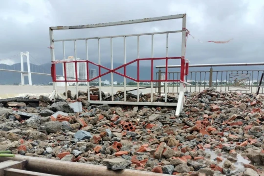 Cận cảnh đường ven sông Hàn bị sóng đánh vỡ tan khi bão 12 còn chưa vào đất liền