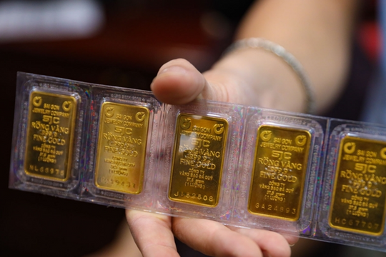 Giá vàng chiều 21/10: Vừa chạm đỉnh kỷ lục, vàng trong nước lập tức rơi tự do