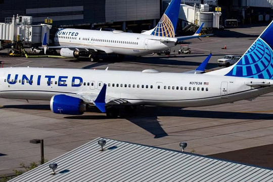 Nứt kính chắn gió giữa không trung, máy bay Boeing chở 140 người hạ cánh khẩn cấp