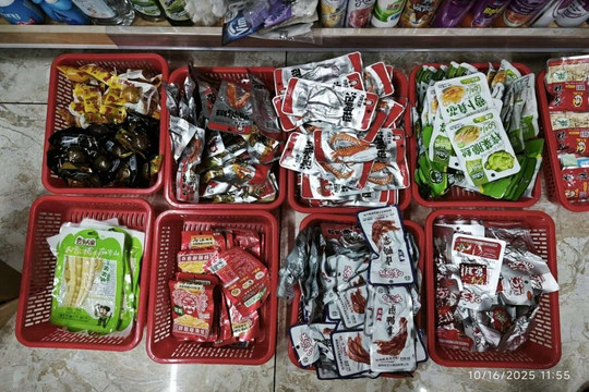 Hơn 2.000 sản phẩm nhập lậu bị phát hiện trong chuỗi cửa hàng tiện lợi nổi tiếng ở Đà Nẵng