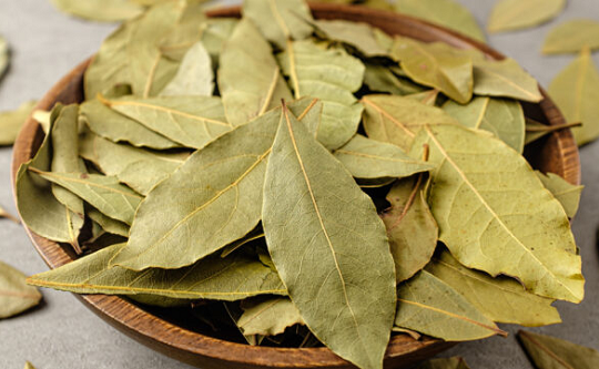 Ít ai ngờ loại lá vừa cay vừa đắng bán 'rẻ bèo' đầy chợ Việt, sang nước ngoài lại thành đặc sản giá tới 2 triệu đồng/kg