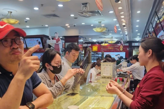 Giá vàng 'đánh võng' mạnh, việc nhà đầu tư nên làm ngay lúc này