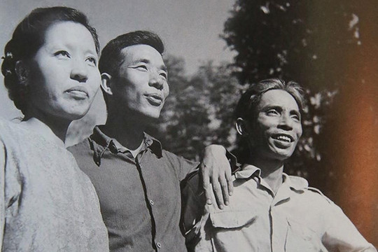 Nhà thơ duy nhất của phong trào Thơ mới được phong NSND: ‘Ông hoàng thơ ca’ nổi tiếng, vợ và con cũng là NSND đình đám