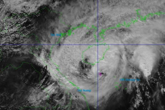 Bão đổ bộ sáng sớm mai, miền Trung hứng chịu hai đợt mưa đặc biệt lớn