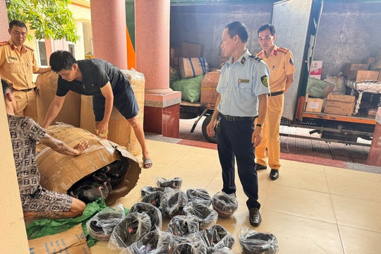 Hàng trăm chiếc mũ bảo hiểm giả mạo thương hiệu Honda bị phát hiện