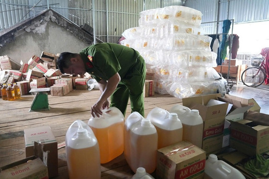 Xưởng sản xuất dầu ăn giả quy mô lớn ở Nghệ An: Đã bán 2,7 triệu lít khắp các tỉnh, thu lợi 75 tỷ đồng