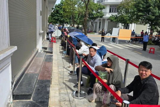 Xếp hàng nộp hồ sơ mua NOXH ngoại thành Hà Nội từ 2 giờ sáng