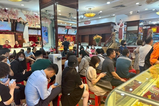 Giá vàng 'lên đồng', nhiều nhà không có tiền vẫn phải làm một việc cho ngày cưới