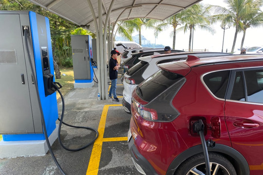 Doanh nghiệp thuộc hệ sinh thái Vingroup (VIC) đề xuất đầu tư trạm sạc, tủ đổi pin xe điện tại Khánh Hòa