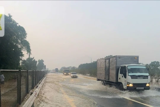 Cấm xe qua điểm ngập sâu, dừng tàu đường sắt miền Trung do bão Fengshen