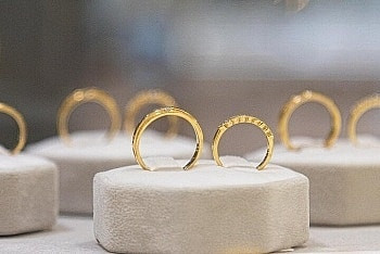 Sáng 23/10: Giá vàng tiếp tục đi xuống sau chuỗi biến động mạnh
