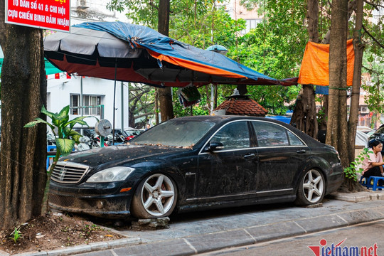 Siêu xe sang Mercedes-AMG S63 bị bỏ hoang giữa vỉa hè Hà Nội, hiện tại đáng giá bao nhiêu?