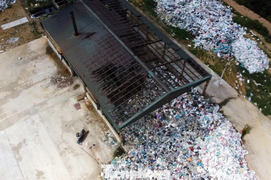 Khu xử lý rác có vốn gần 15 tỷ dừng hoạt động, hàng chục tấn rác chất đống