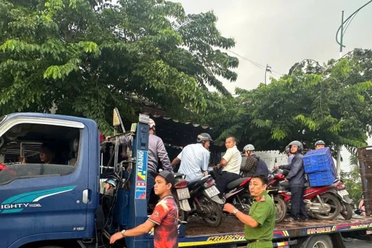 TPHCM ngập sâu, CSGT dùng xe chuyên dụng 'giải cứu' người đi đường