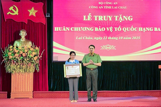 Truy tặng Huân chương Bảo vệ Tổ quốc cho Thiếu tá Hà Văn Minh