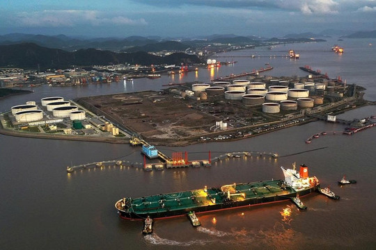 Trung Quốc bất ngờ ngừng mua dầu Nga sau lệnh trừng phạt mới từ Mỹ, chuyện gì đây?