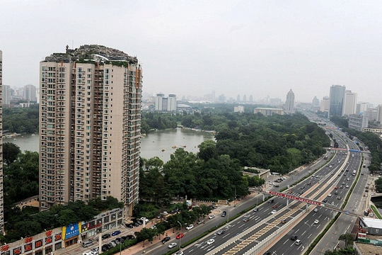 Chiếm dụng tầng thượng chung cư để xây biệt thự 1.000m2 giữa lòng thành phố, đại gia bị chính quyền yêu cầu tháo dỡ khẩn cấp