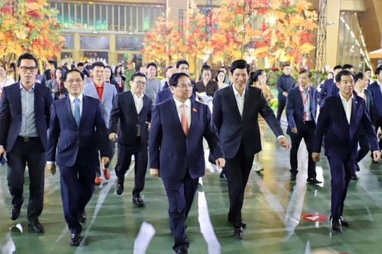 Thủ tướng thị sát siêu hội chợ lớn nhất Việt Nam do Vingroup làm 'kiến trúc sư' ngay trong đêm