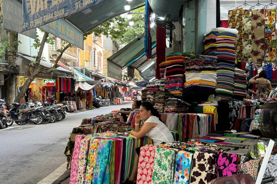 Bán vài món đã vượt ngưỡng thuế, tiểu thương ‘kêu trời’ vì mốc doanh thu 200 triệu đồng/năm