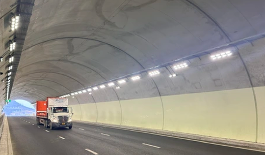 Hầm xuyên núi duy nhất Việt Nam trải bê tông nhựa toàn bộ: Huy động 1.500 công nhân cùng 500 thiết bị thi công, áp dụng kỹ thuật đặc biệt hàng đầu thế giới