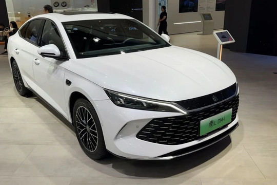 BYD ‘tất tay’ với mẫu sedan hybrid giá chỉ 357 triệu, xăng ăn như ngửi với 2,29L/100km, thiết kế đẳng cấp xe sang