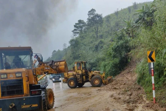 Mưa lớn gây sạt lở nghiêm trọng đường Hồ Chí Minh