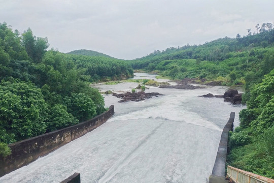 Chiều nay, hồ thủy lợi lớn nhất miền Trung sẽ bắt đầu xả lũ