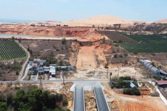 Thi công đường ven biển hơn 1.900 tỷ ở Lâm Đồng chậm tiến độ vì thiếu cát, vướng mặt bằng