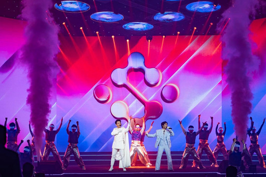 Chủ tịch ngân hàng trẻ nhất Việt Nam hoá 'bạch mã hoàng tử' bên Bùi Công Nam