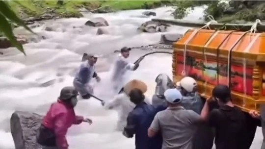 Nghẹn lòng cảnh khiêng quan tài vượt lũ ở Đà Nẵng