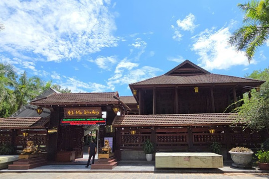 Ngôi nhà gỗ lim lớn nhất Việt Nam, huy động hàng chục nghệ nhân và 10.000 lượt thợ, vốn đầu tư 200 tỷ đồng