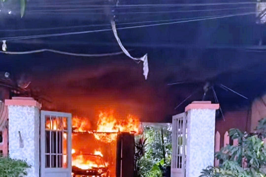 Lửa ngùn ngụt thiêu rụi ô tô ngay trong sân nhà ở Ninh Bình