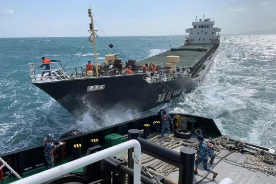 Chìm tàu chở gần 6.000 tấn xi măng ngoài khơi Lăng Cô