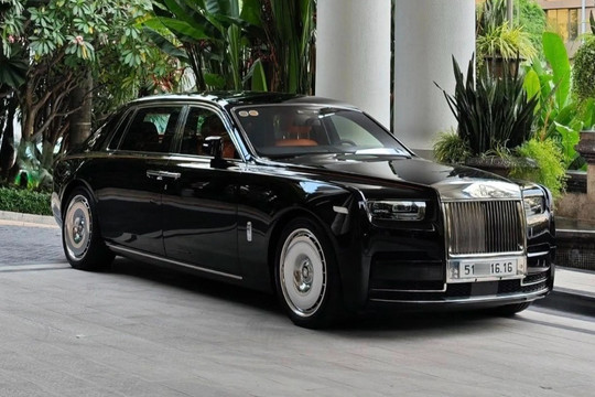 Đập 60 tỷ tậu Rolls-Royce Phantom VIII với biển số 'thiên thần' độc lạ, đại gia Sài Gòn còn gây chú ý khi lộ dàn siêu xe gây 'ngộp thở'