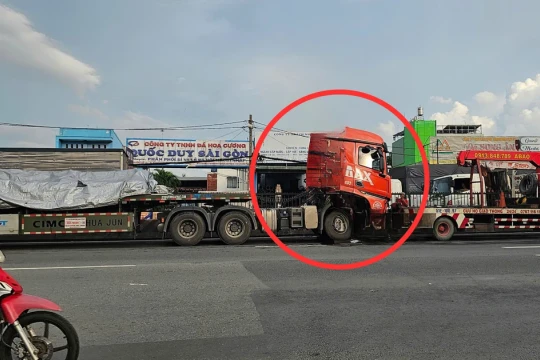 Xe đầu kéo chở sắt gặp sự cố, giao thông kẹt cứng nhiều giờ trên đường Lê Đức Anh