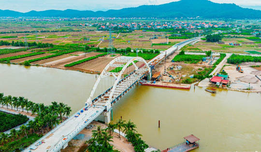 Cây cầu vượt sông 600 tỷ tại Hải Dương cũ sắp thông xe, vượt tiến độ 1 tháng