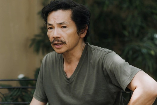 ‘Ông bố quốc dân’ từng mất 3 người thân trong một ngày, đi bộ 400km tìm cha: Cuộc sống U70 viên mãn, hạnh phúc với 'fan hâm mộ' kém 10 tuổi